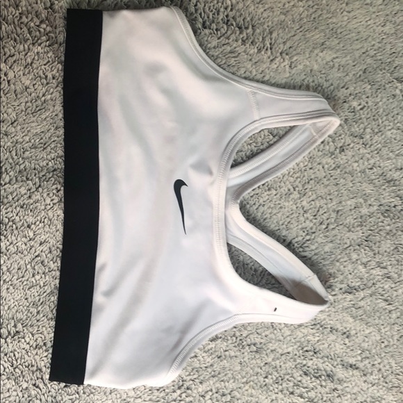 2 Nike sports bras - Picture 3 of 4